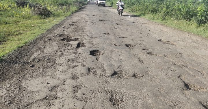 नातेपुते-दहिगाव रस्ता देतोय मृत्यूला निमंत्रण* खड्ड्यांमुळे अपघातात मृत्यू झाल्यास संबंधित अधिकाऱ्यावर सदोष मनुष्यवधाचा गुन्हा दाखल करणार- एन डी एम जे*