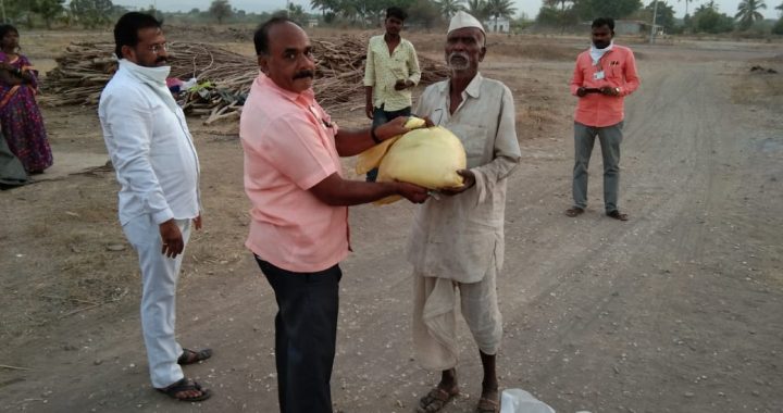 *दहिगाव येथे आम्ही दहिगावकर यांच्यावतीने बाहेरगावाहून आलेल्या मजूर लोकांना मदत*