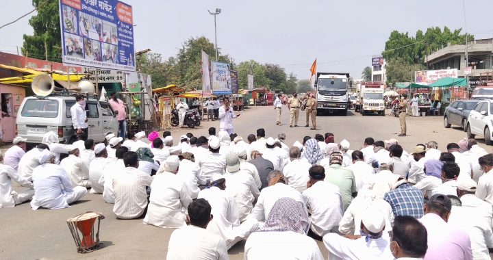 खंडित केलेला वीज पुरवठा पूर्ववत करण्यासाठी नातेपुते स्वाभिमानी शेतकरी संघटना रस्त्यावर