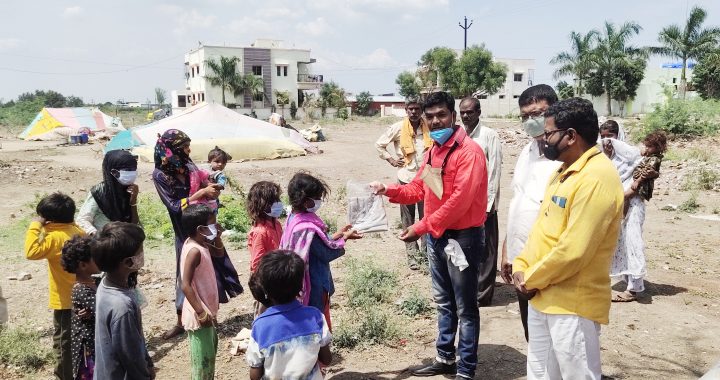 पुरोगामी महाराष्ट्र न्यूज च्या वतीने अहिल्यादेवी होळकर जयंती निमित्त गरीब व गरजू मुलींना ड्रेस व खाऊ वाटप