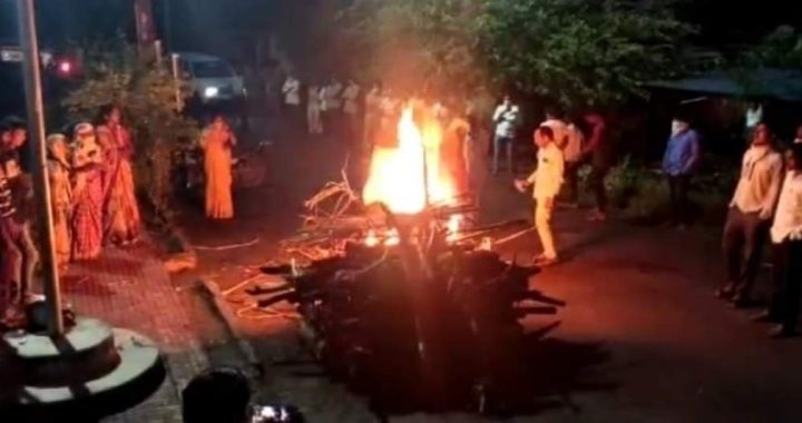 माळवाडी बोरगाव ग्रामपंचायत समोर मातंग समाजाच्या व्यक्तीचा केला अंत्यविधी, पुरोगामी महाराष्ट्राला काळीमा फासणारी घटना