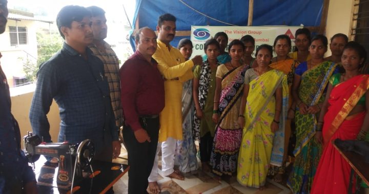 मोखाड्यातील आदिवासी महिला शिवणकला वर्गास राज्य महिला बालविकास मार्गदर्शक समितीचे सदस्य ॲड.डॉ.केवल उके यांनी दिली सदिच्छा भेट..