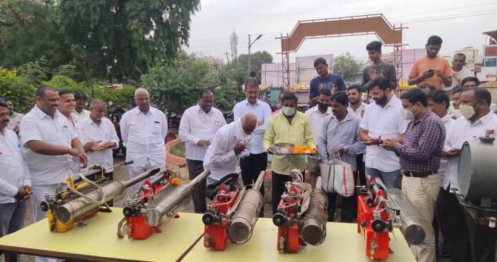 नातेपुते येथे मालोजीराजे देशमुख मित्र परिवाराच्या वतीने डेंगू व चिकनगुनिया प्रतिबंधात्मक औषध फवारणी