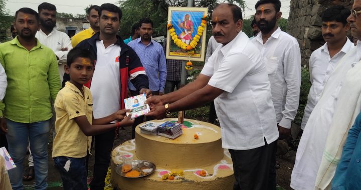आद्य क्रांतिवीर उमाजी नाईक यांच्या जयंतीनिमित्त पुरोगामी महाराष्ट्र न्यूज परिवाराच्या वतीने विद्यार्थ्यांना शालेय साहित्याचे वाटप