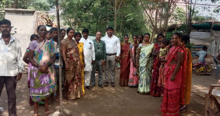 चिंताग्रस्त आदिवासींना एन डी एम जे ची दिलासादायक भेट