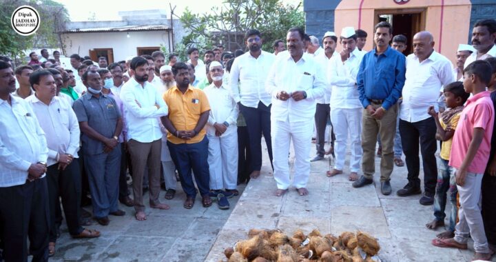 नातेपुते येथे जनशक्ती विकास आघाडी उमेदवाराचा नारळ फोडून प्रचार प्रारंभ