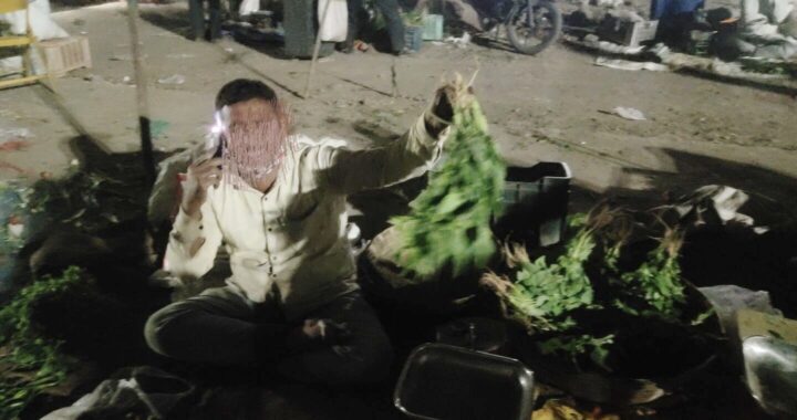 नातेपुतेत संक्रातनिमित्त व्यापाऱ्याकडून भाजी पेंडी 100 ला विकून शेतकऱ्याची फसवणूक तर ग्राहकांची लूट