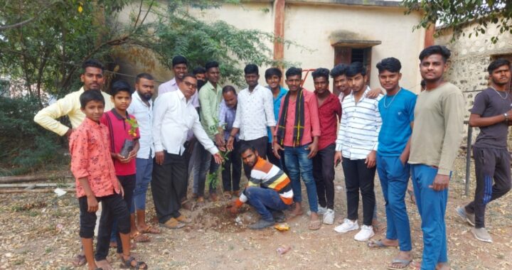 नातेपुतेत मित्राच्या प्रथम पुण्यस्मरणानिमित्त मित्र परिवाराकडून वृक्षारोपण