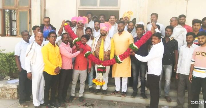 जातीय अत्याचारआतील सहा सहकुटुंब यांना नोकरी मिळवून दिल्याबद्दल होलार समाजाच्या वतीने वैभव गीते यांचा सत्कार