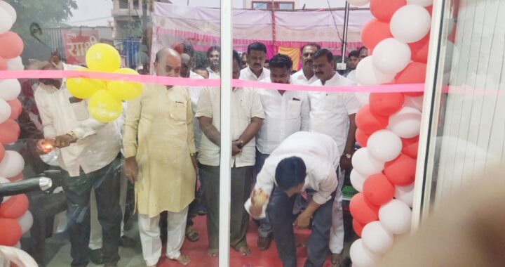 नातेपुते येथे पांढरे ई बाईक शोरूम चे उद्घाटन