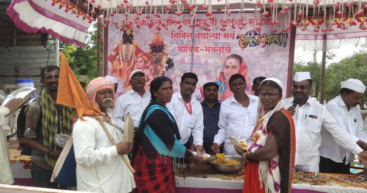 जय विजय इंडस्ट्रीज  व सरपंच अलकाताई नरोळे च्या वतीने वारकऱ्यांना अन्नदान