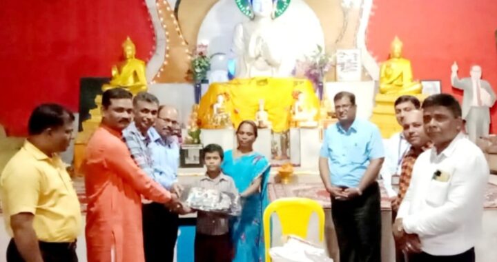 डॉ.केवल उके यांच्या प्रयत्नाने कॅन्सर ग्रस्त पालक असणाऱ्या गरीब विद्यार्थ्यांस शालेय साहित्याचे वाटप