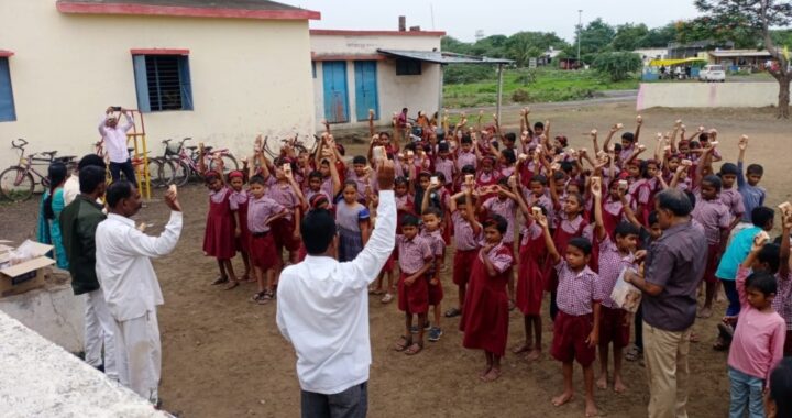 उत्तम जानकर यांच्या वाढदिवसानिमित्त जि प शाळेत खाऊ वाटप