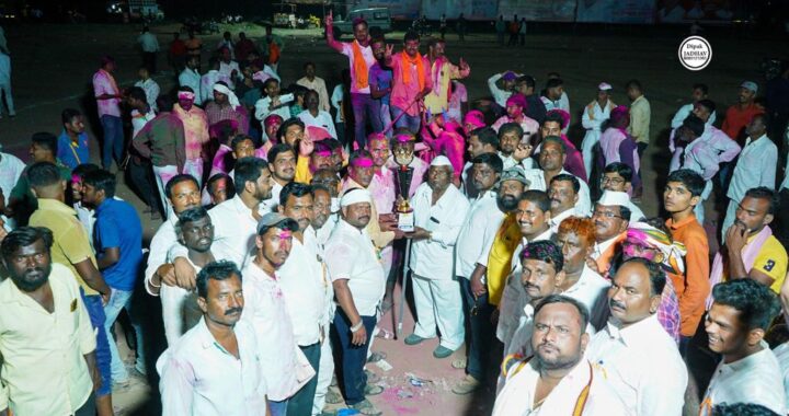 नातेपुते बैलगाडा शर्यतीत हर्षवर्धन पालवे यांच्या बैलगाडीने  प्रथम क्रमांक पटकावत मिळवले 71 हजार चे बक्षीस