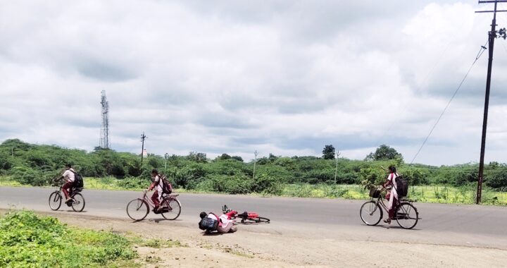 दहिगाव वरून जाणारा डाळज शिंगणापूर रोड विद्यार्थ्यांसाठी धोकादायक