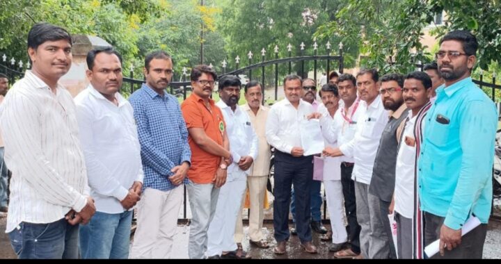 पिरळे येथे स्मशान भूमी व्हावी म्हणून एन डी एम जे च्या वतीने माळशिरस तहसील कार्यालयावर आंदोलन