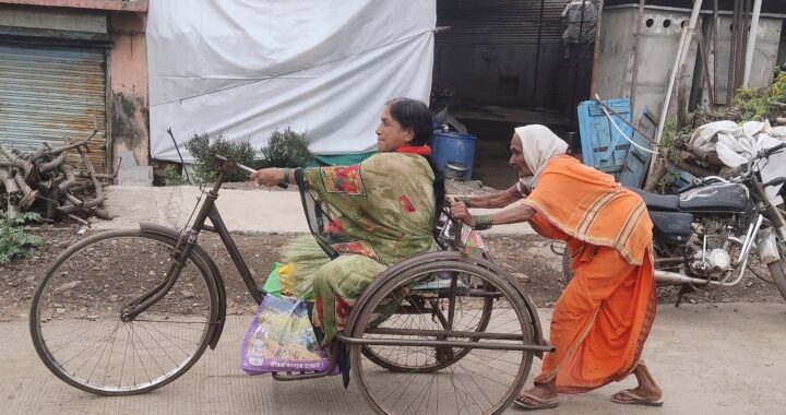 अपंग60 वर्षाच्या सुशीला मुलीस 80 वर्षाच्या हौसा आईचा आसरा