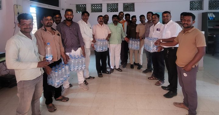 शिवशक्ती प्रतिष्ठान व साॅईल टच अँग्रो यांच्या वतीने शिंगणापूर यात्रेतील पोलीस बांधवांना मोफत पाणी बॉटलचे वाटप