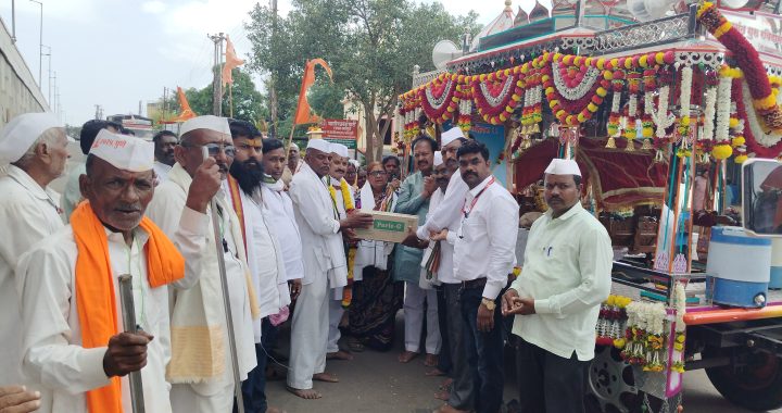 संत रविदास महाराजांच्या पालखीचा सोलापूर जिल्ह्यात प्रवेश पिरळे ग्रामस्थांकडून पालखीचे स्वागत