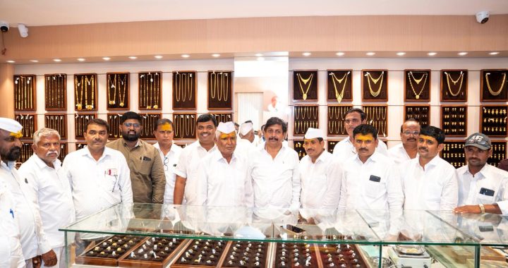 नातेपुते येथे अजित ज्वेलर्स या सोने-चांदी दुकानाचे उद्घाटन थाटात  संपन्न उद्घाटन प्रसंगी खा.धैर्यशील मोहिते- पाटील यांच्यासह आजी माजी आमदारांची उपस्थिती