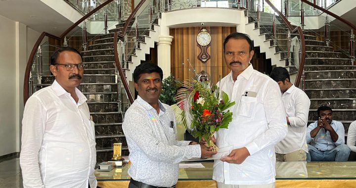 सेट परीक्षेत अमोल बाळासाहेब बंडगर यांच्या यशाबद्दल आमदार उत्तमराव जानकर यांच्याकडून सत्कार