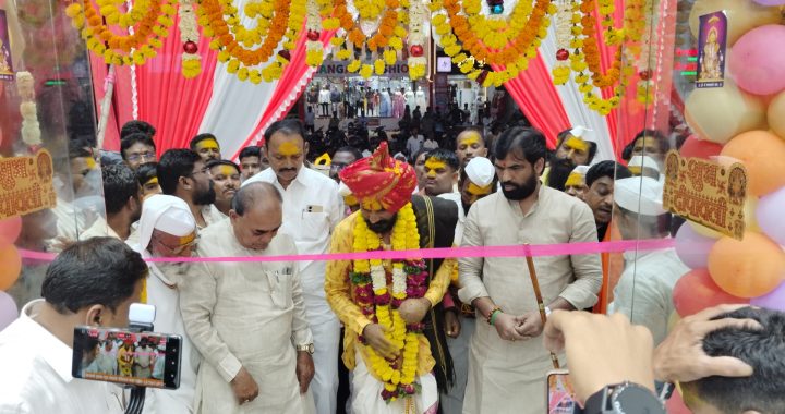 बाळूमामाचं चांगभलं,चा जयघोष करत आजी-माजी आमदार यांच्या उपस्थितीत कृष्णात ढोणे महाराज यांच्या हस्ते शेंडगे कापड दुकानाचे उद्घाटन मोठ्या थाटात संपन्न.