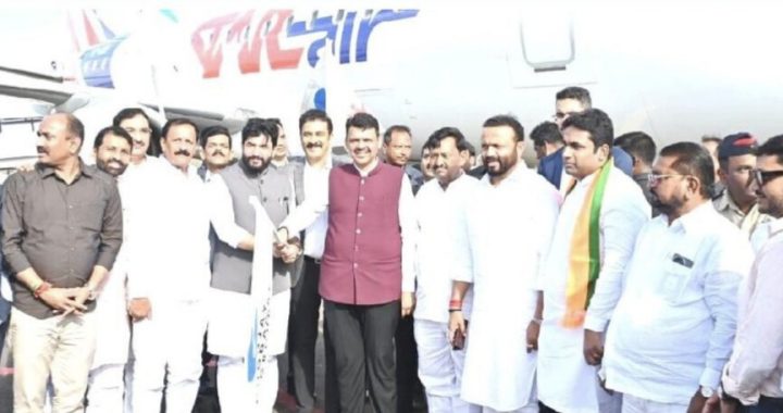 विमानसेवेमुळे औद्योगिक विकासाला गतीमुख्यमंत्री देवेंद्र फडणवीस यांच्या हस्ते सोलापूर-मुंबई विमानसेवेचा शुभारंभ