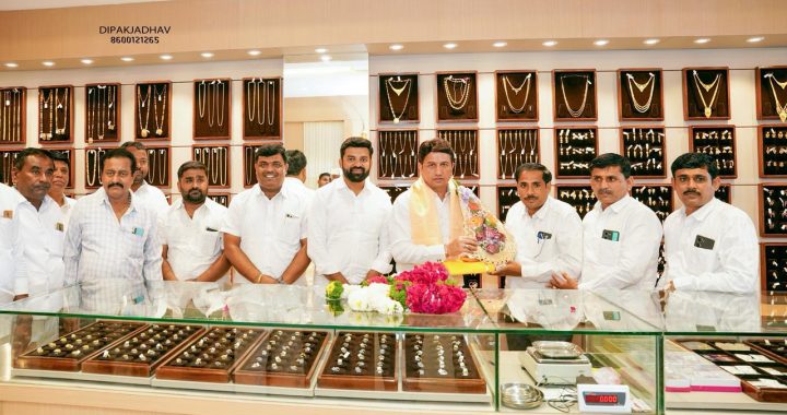 नातेपुते येथील सुप्रसिद्ध अजित ज्वेलर्सला आमदार रणजीत सिंह मोहिते पाटील यांची सदिच्छा भेट