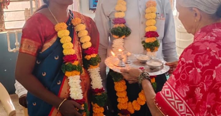 जि प शिक्षक साळवे दापत्यांचा सामाजिक बांधिलकी जपत अनोख्या पद्धतीने लग्नाचा वाढदिवस साजरा